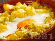 Рецепта Постни гювечета с картофи, праз лук, топено сирене и яйца